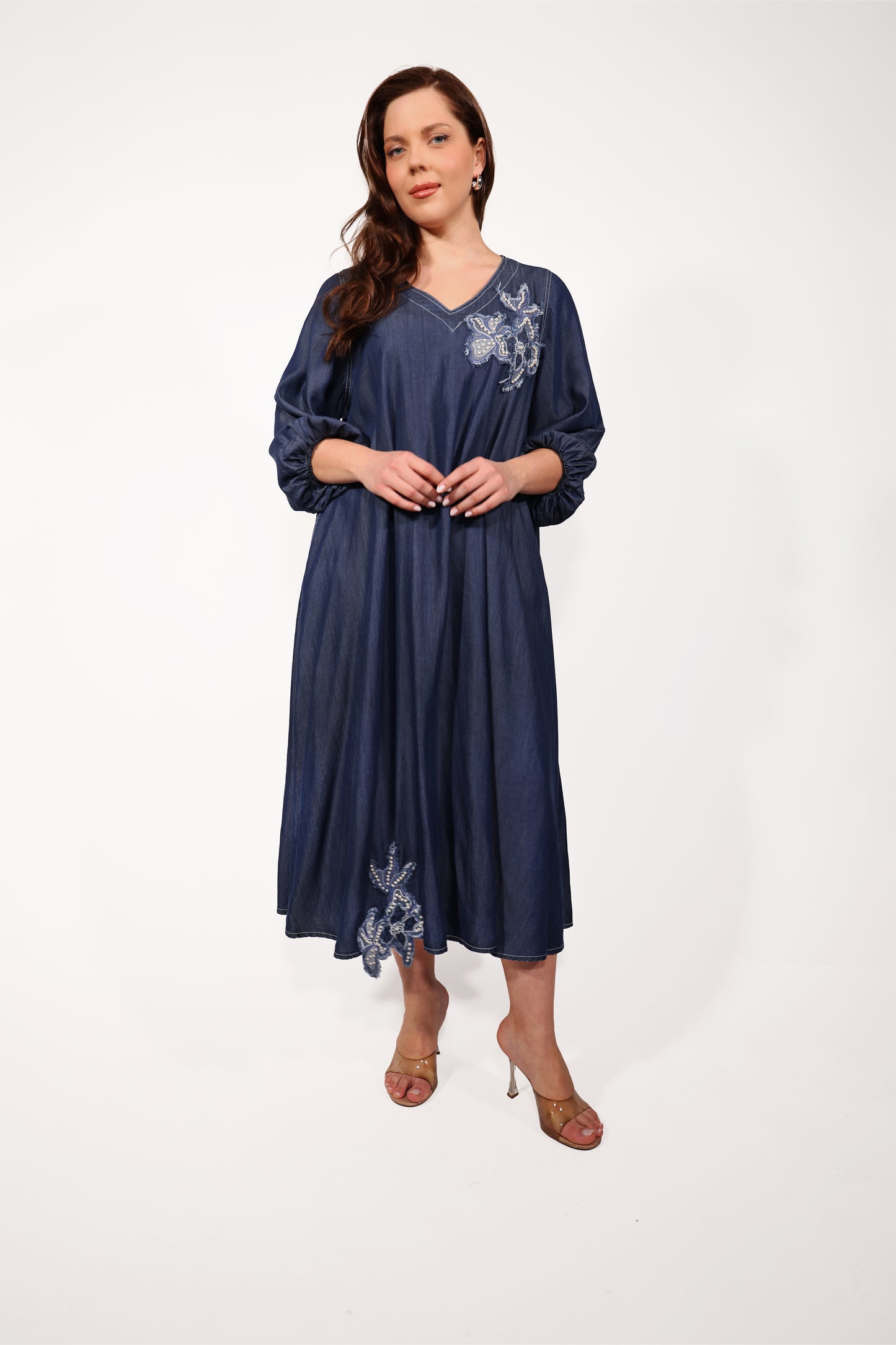 V Yaka İşlemeli Denim Elbise