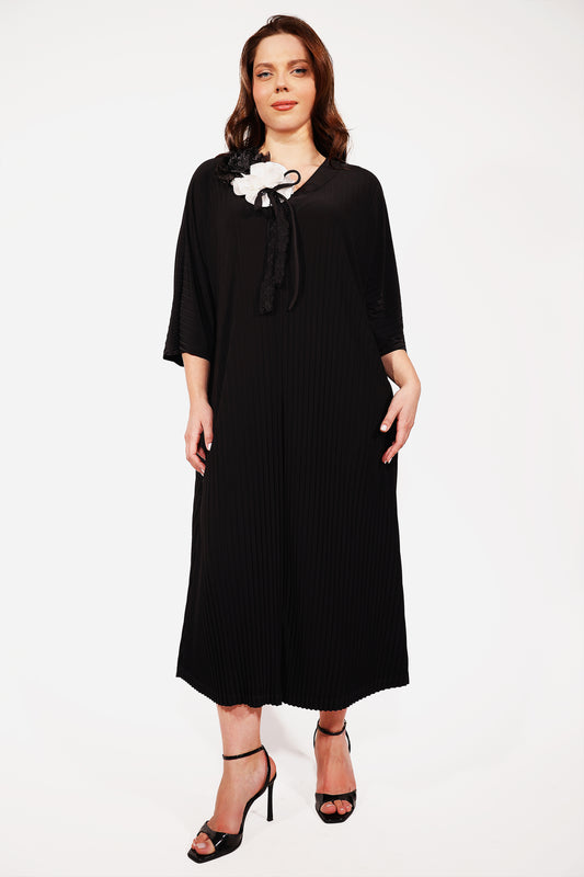 V Yaka Siyah Beyaz Broş Detaylı Pileli Maksi Boy Elbise